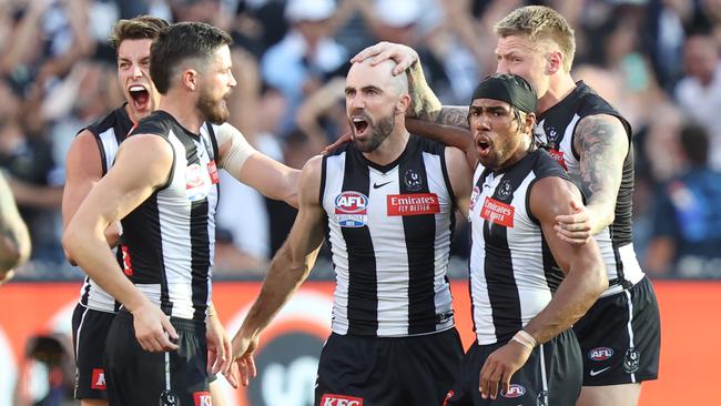 MELBOURNE , AUSTRALIA. September 30, 2023.   AFL Grand Final between Collingwood and the Brisbane Lions at the MCG. Collingwood celebrate after a Steele Sidebottom goal.  Picture by David Caird