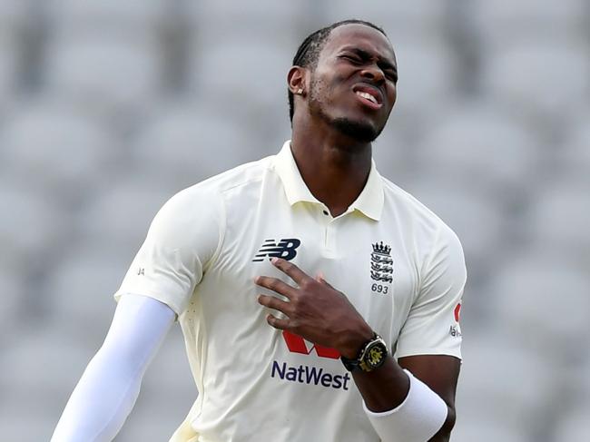 England's Jofra Archer reacts to a missed chance on the third day of the first Test cricket match between England and Pakistan at Old Trafford in Manchester, north-west England on August 7, 2020. (Photo by Dan Mullan / POOL / AFP) / RESTRICTED TO EDITORIAL USE. NO ASSOCIATION WITH DIRECT COMPETITOR OF SPONSOR, PARTNER, OR SUPPLIER OF THE ECB