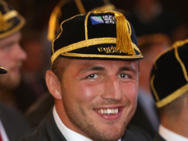 SANDHURST, ENGLAND - SEPTEMBER 12: Mike Brown (L) and Sam Burgess of the England 2015 World Cup Rugby squad pose with their RWC cap at Sandhurst Millitary College for their official welcoming ceremony on September 12, 2015 in Sandhurst, England. (Photo by David Rogers/Getty Images)