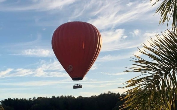 Hot air balloon lands on Gold Coast golf course