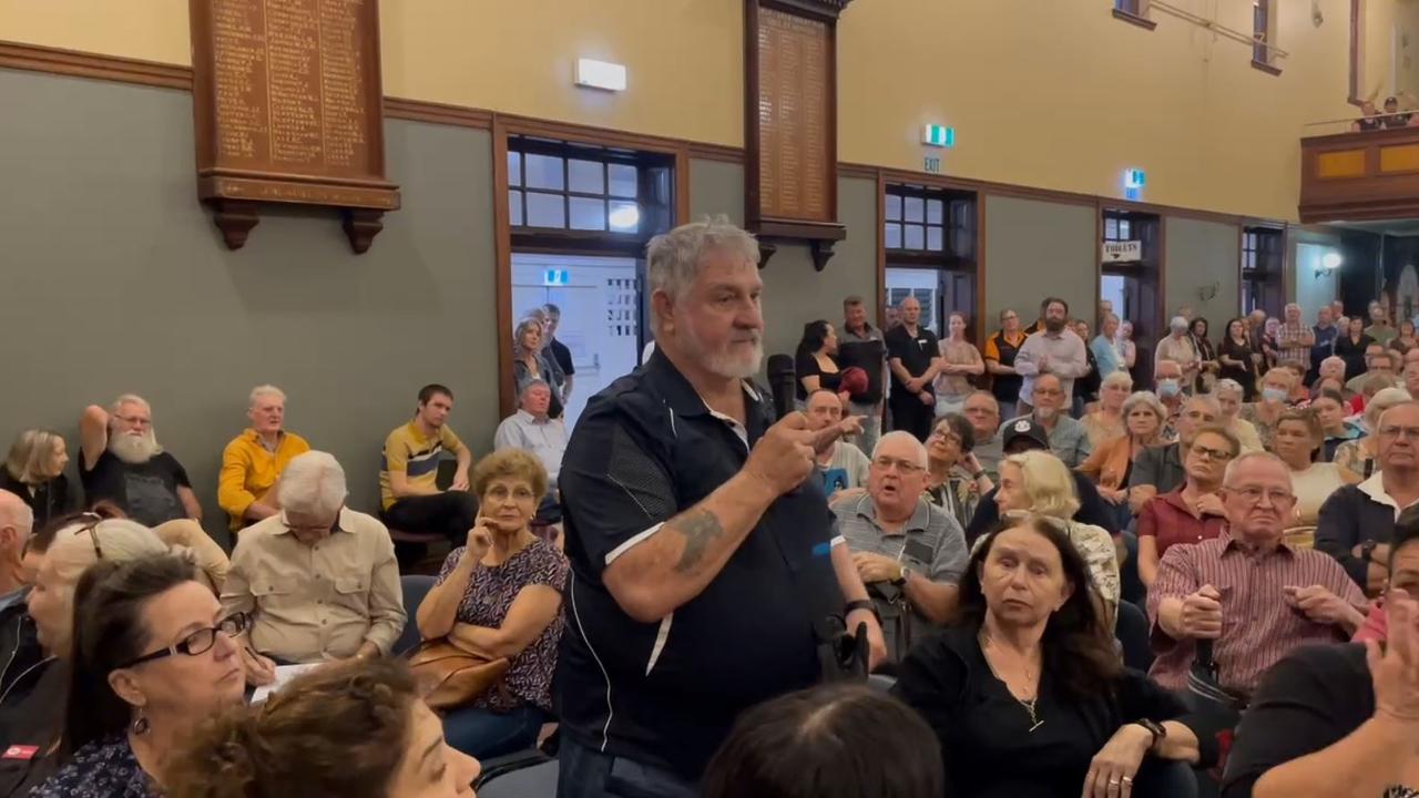 Former police officer Chris Nelson speaks at Maryborough Town Hall. Picture: Phillip Fynes-Clinton