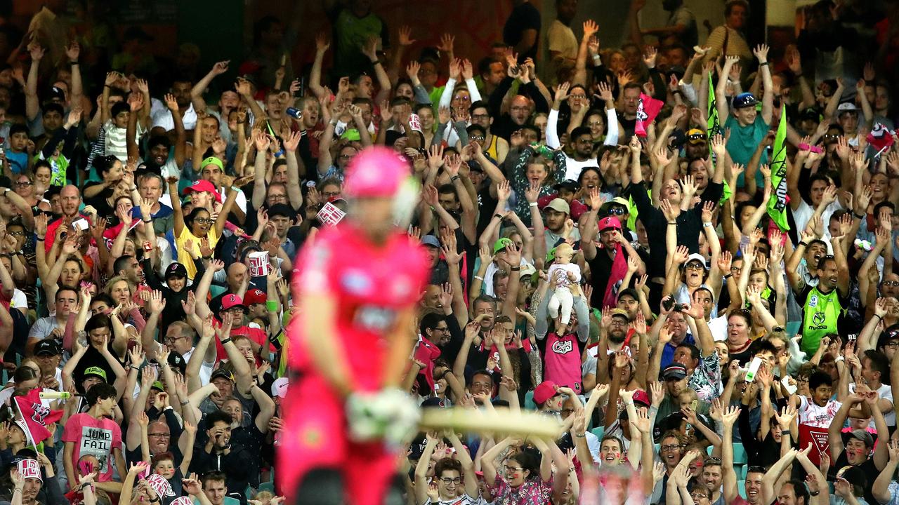 Big crowd do the Mexican wave during the BBL match between the Sydney Sixers and Sydney Thunder at the SCG.