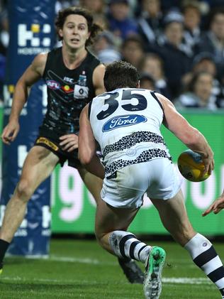 Patrick Dangerfield gathers ... Picture: Wayne Ludbey