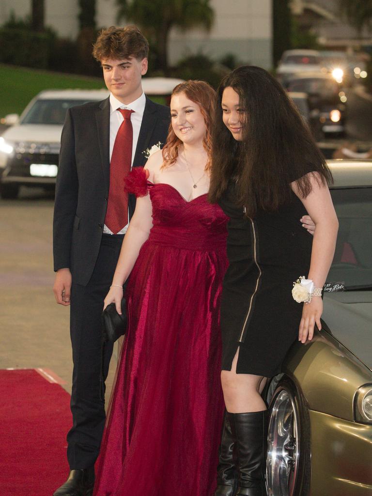 Stephanie Cooper ( Centre) among the arrivals at the Southport State High school formal held at Sea World. Picture: Glenn Campbell