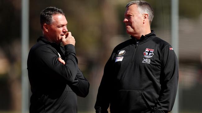 Alan Richardson talks to Graeme Allan at St Kilda training. Picture: Getty Images