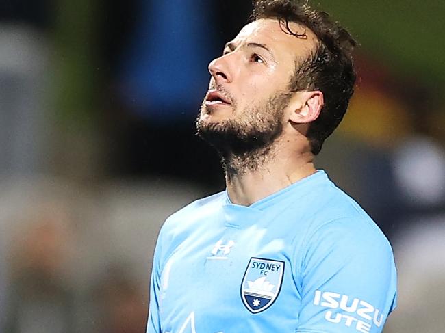 SYDNEY, AUSTRALIA - DECEMBER 04:  Adam Le Fondre of Sydney FC shows his frustration during the A-League Mens match between Sydney FC and Newcastle Jets at Netstrata Jubilee Stadium, on December 04, 2021, in Sydney, Australia. (Photo by Mark Kolbe/Getty Images)