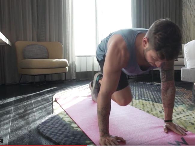 Chris Hemsworth hotel trainer workout