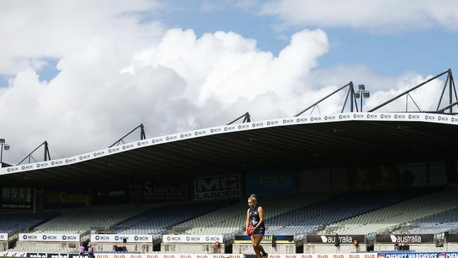 Sarah Hosking of the Blues kicks at goal during the AFLW Semi Final match between the Carlton Blues and the Brisbane Lions at Ikon Park on March 22, 2020 in Melbourne, Australia. (Photo by Daniel Pockett/AFL Photos/Getty Images)