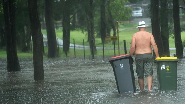 Water levels begin to rise in Pitt Town as residents prepare for the potential flooding. Picture: NCA NewsWire / Jeremy Piper