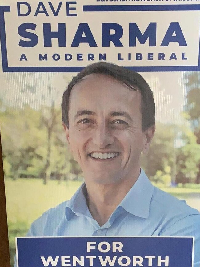 Dave Sharma is no longer using the Liberal logo in his campaign corflutes.