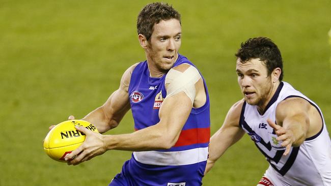 Bob Murphy gets away from Hayden Ballantyne. Picture: Michael Klein