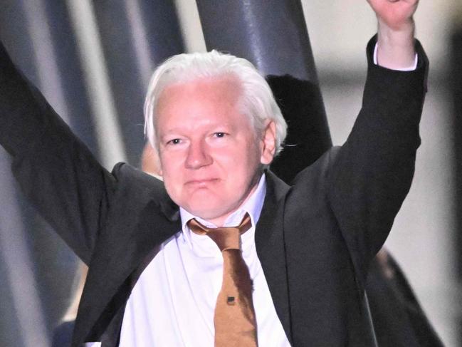 TOPSHOT - WikiLeaks founder Julian Assange gives thumbs up after arriving at Canberra Airport in Canberra on June 26, 2024, after he pleaded guilty at a US court in Saipan to a single count of conspiracy to obtain and disseminate US national defence information. WikiLeaks founder Julian Assange returned home to Australia to start life as a free man June 26 after admitting he revealed US defence secrets in a deal that unlocked the door to his London prison cell. (Photo by WILLIAM WEST / AFP)