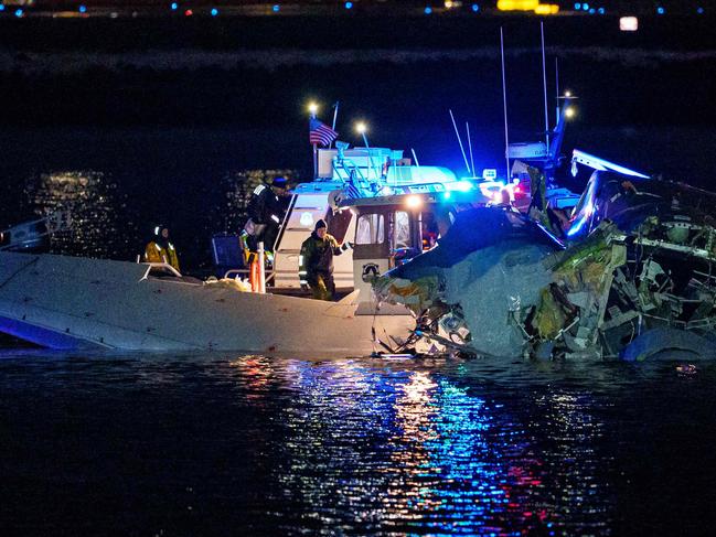 ARLINGTON, VIRGINIA - JANUARY 30: (EDITORS NOTE: Image contains graphic content) Emergency response units assess airplane wreckage in the Potomac River near Ronald Reagan Washington Airport on January 30, 2025 in Arlington, Virginia. An American Airlines flight from Wichita, Kansas collided with a helicopter while approaching Ronald Reagan National Airport.   Andrew Harnik/Getty Images/AFP (Photo by Andrew Harnik / GETTY IMAGES NORTH AMERICA / Getty Images via AFP)