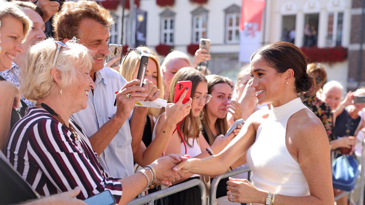 Meghan Markle and Prince Harry meet crowds in Dusseldorf, Germany ...