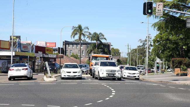 Pictures of traffic leaving Seven Hills road at intersection of Windsor Rd, Old Northern Road and Seven Hills Road in Baulkham Hills. Pic: AAP Image/Justin Sanson