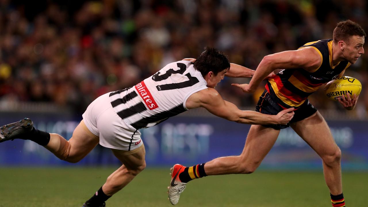 Brodie Smith breaks away from Collingwood defender Brayden Maynard.