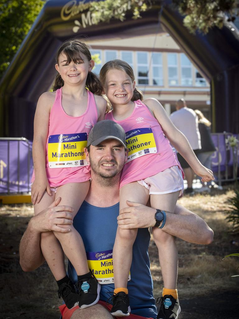 Cadbury Marathon, Todd Kelly with his daughters Alexis 8 and maddie 7. Picture: Chris Kidd