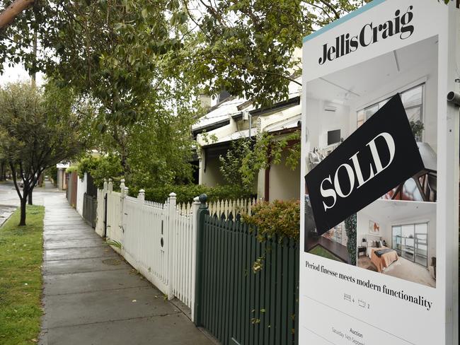 MELBOURNE, AUSTRALIA - NewsWire Photos OCTOBER 05, 2024: REAL ESTATE GENERICS - Sold sign on auction board. Picture: NewsWire / Andrew Henshaw