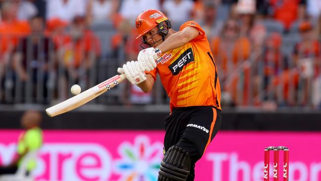 PERTH, AUSTRALIA - JANUARY 28: Aaron Hardie of the Scorchers plays a pull shot during the Men's Big Bash League match between the Perth Scorchers and the Sydney Sixers at Optus Stadium, on January 28, 2023, in Perth, Australia. (Photo by James Worsfold/Getty Images)