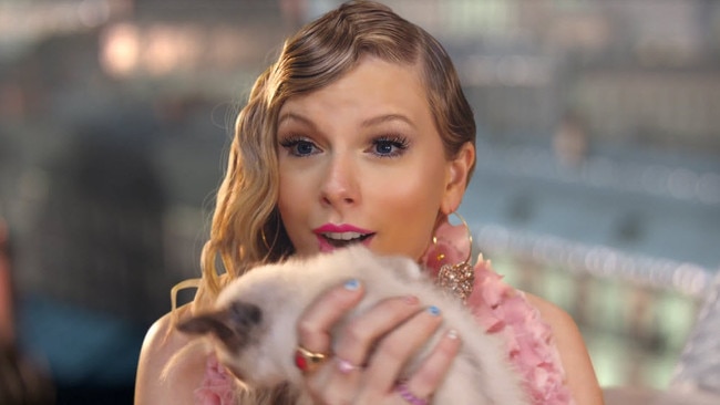 T-Swift gets a kitten. 