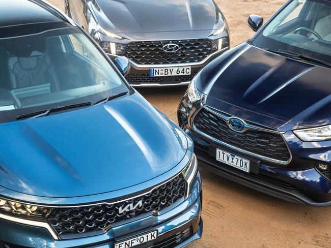 Photo of Kia Sorento hybrid, Toyota Kluger hybrid and Santa Fe diesel