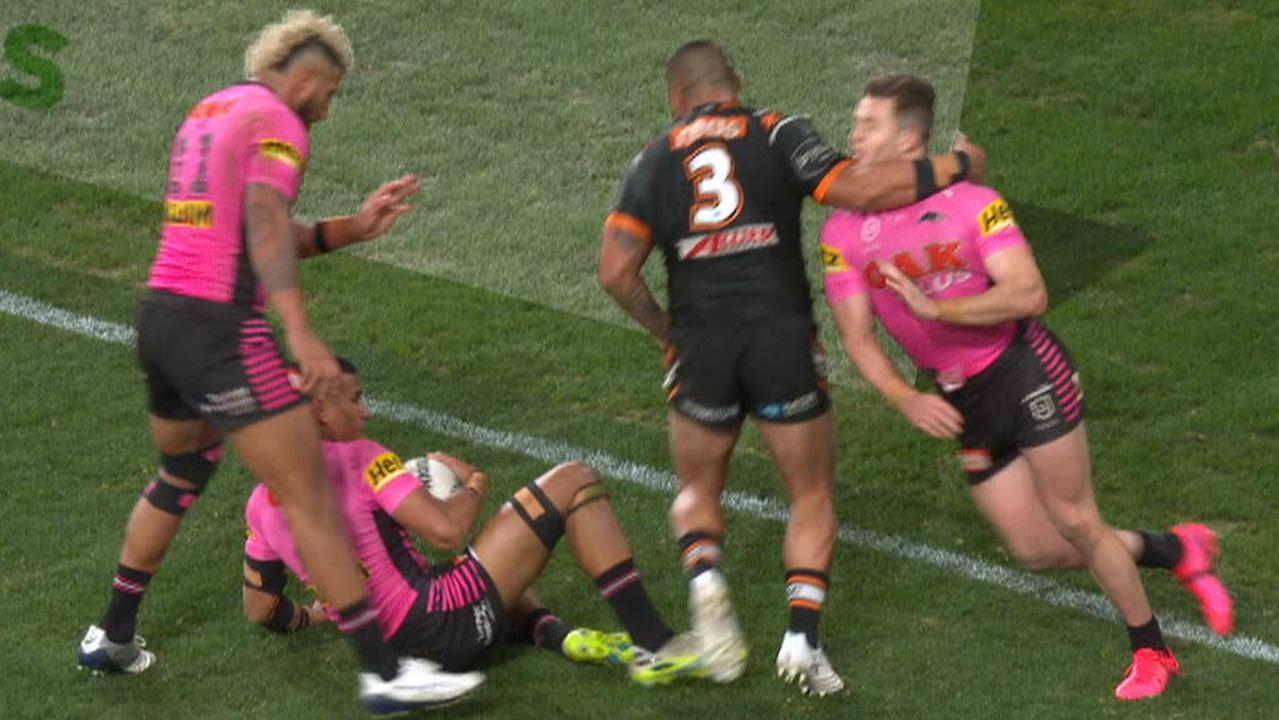 Joey Leilua whacks Dylan Edwards around the head.