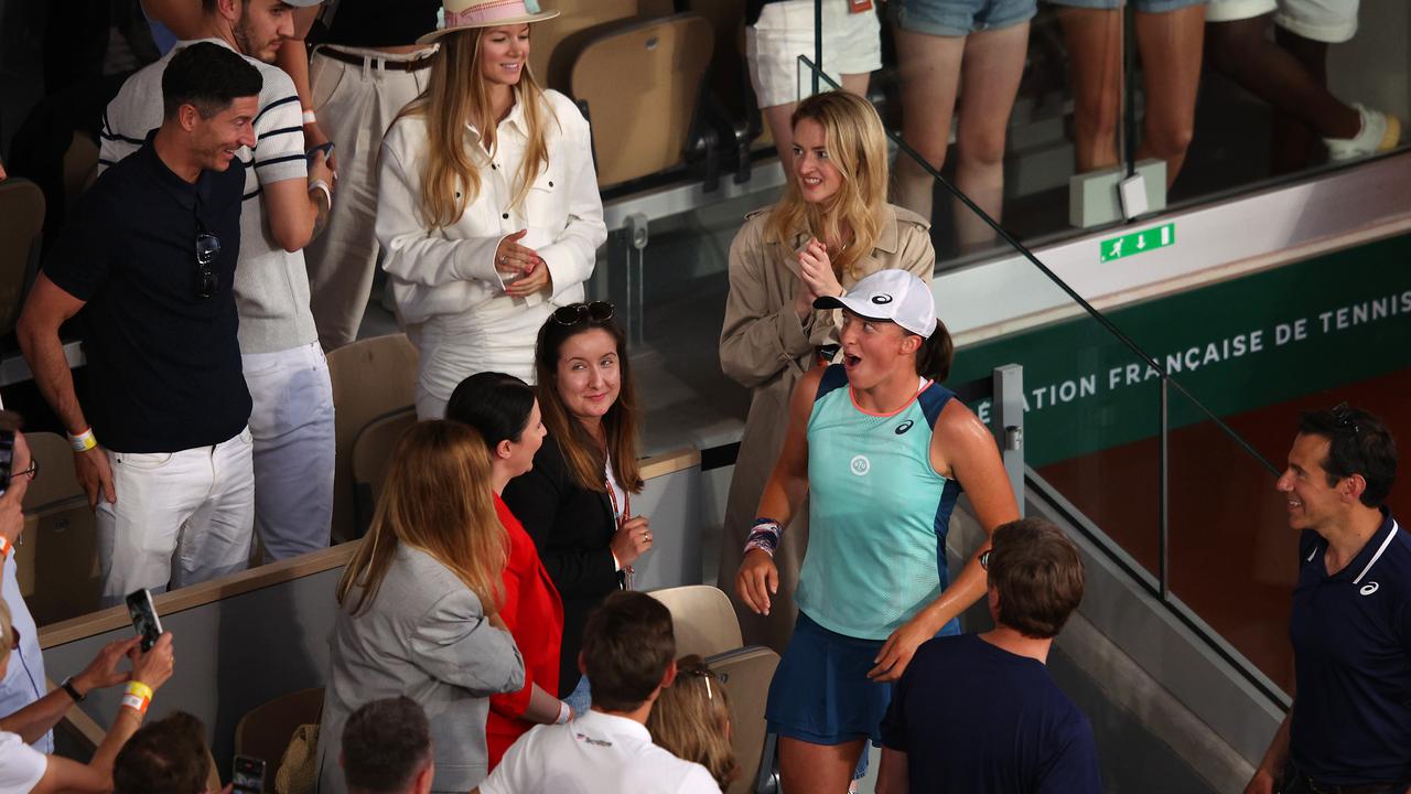 Swiatek reacts to seeing Robert Lewandowski (dark shirt on the left) in the crowd. (Photo by Adam Pretty/Getty Images)