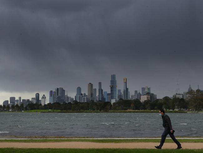 Giant hail, flash flooding to hit Victoria, risk of tornadoes