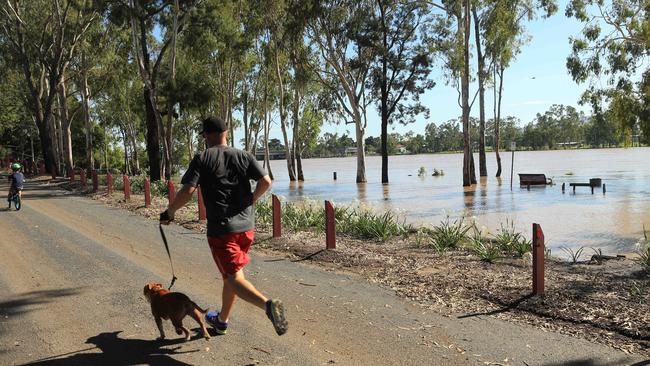 Flood waters slowly rise on the Fitzroy River in Rockhampton. Picture: Tim Marsden