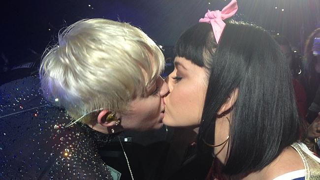 Miley Cyrus Kisses Katy Perry At Her La Show Au — Australia