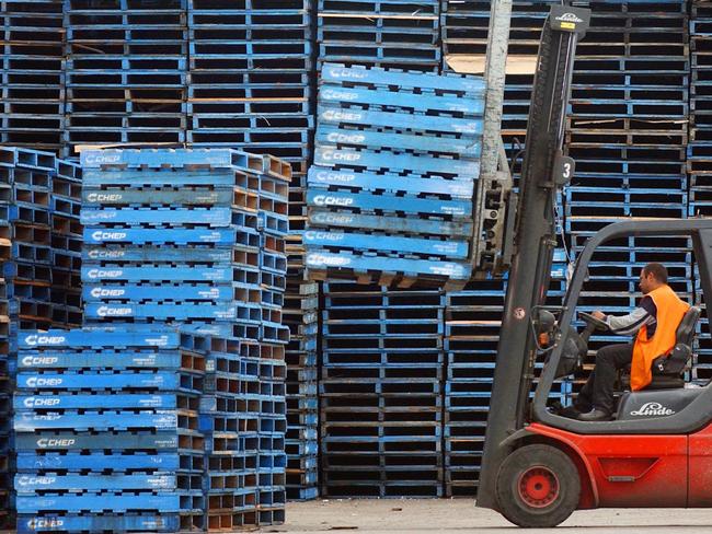 p93///NOVEMBER 21, 2002 : A forklift operator stacks empty wooden pallets at a CHEP pallet depot, owned by Brambles Industries Ltd, in Sydney 21/11/02.NSW / Industry