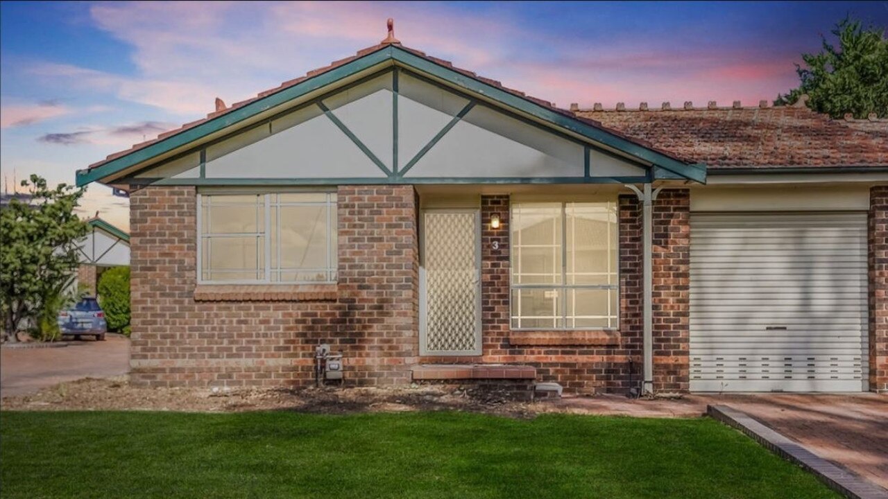 Suburbs like Narellan often include older homes to rent.