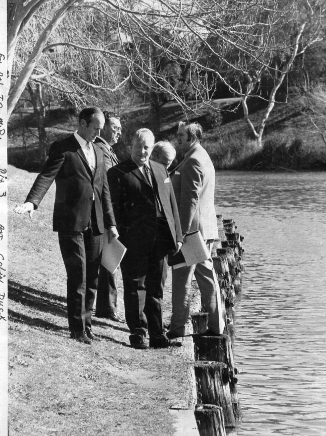 Scotland Yard detectives brought to Adelaide to conduct independent investigation at the scene of the Duncan drowning on the banks of the River Torrens in 1972. Picture: staff photographer