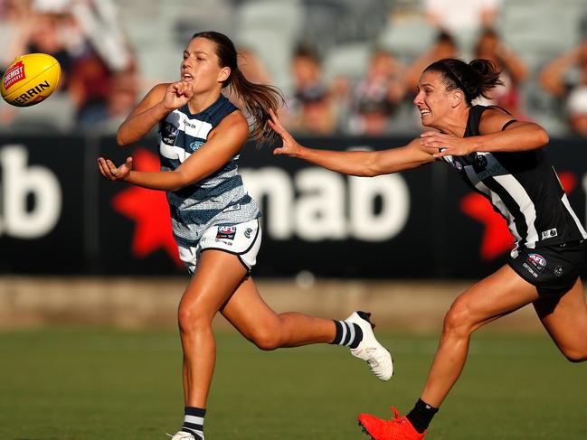 GEELONG, AUSTRALIA - FEBRUARY 02: Danielle Orr of the Cats handpasses the ball ahead of Ash Brazill of the Magpies during the 2019 NAB AFLW Round 01 match between the Geelong Cats and the Collingwood Magpies at GMHBA Stadium on February 02, 2019 in Geelong, Australia. (Photo by Adam Trafford/AFL Media/Getty Images)