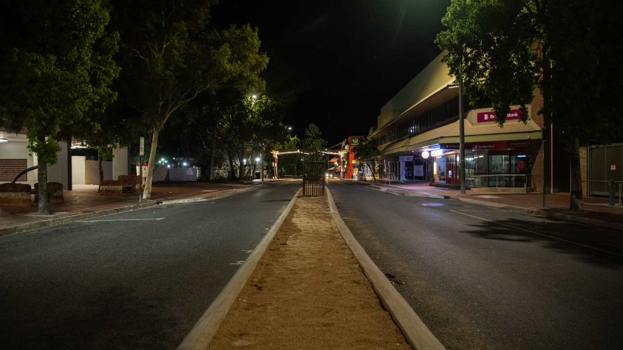 Possible snap lockdown after four off-duty NT police officers attacked by youths in Alice Springs