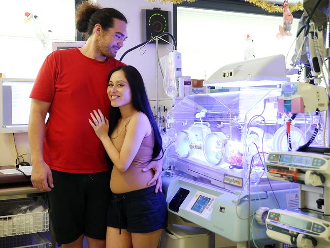 Paterson Heenan (left) and Hope Walker, who gave birth to her 28 week premature baby Kingston Heenan, while on the phone to triple-0. Picture: Sam Ruttyn