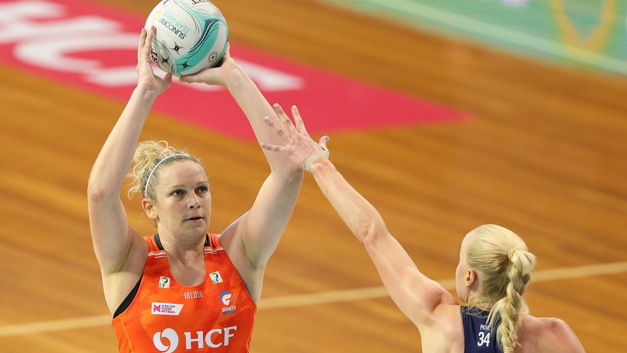 Jo Harten of the Giants shoots during the match against the Vixens. Photo: Getty Images