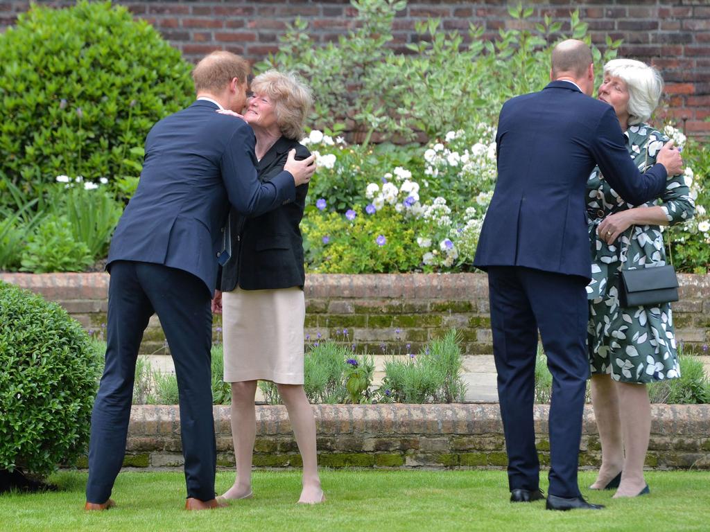 Prince William and Prince Harry greet Diana’s sisters aunts Lady Sarah McCorquodale (L) and Lady Jane Fellowes (R) at the unveiling of a statue. Picture: Dominic Lipinski / POOL / AFP)