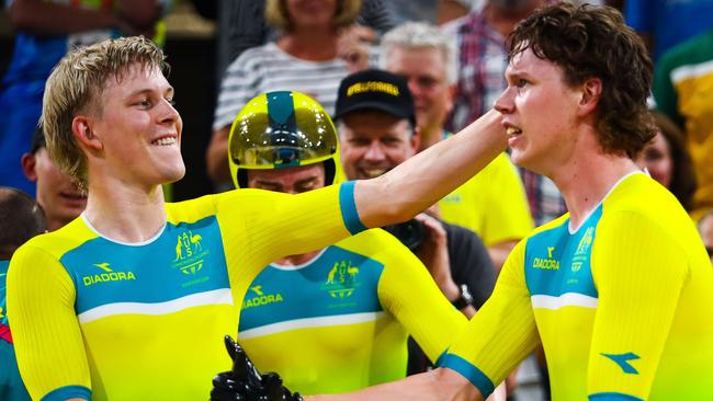 Australia's Alex Porter (left) and Sam Welsford celebrate their win in the 4000m Team Pursuit final. Picture: AFP Photo/Patrick Hamilton