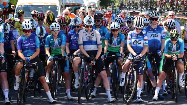 NEWS ADVSANTOS Tour Down UnderZiptrak Women's Stage 1 : Hahndorf to Campbeltown .A minute Silence for Melissa Hoskins Image/Russell Millard Photography