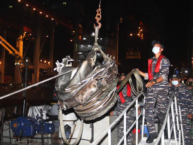 Rescuers bring up one of the engines recovered from the crash site of Sriwijaya Air flight SJ182. Picture: AFP