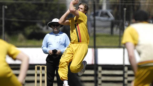 Adam Warren bending his back for St Kilda. 