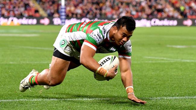 BRISBANE, AUSTRALIA - AUGUST 16: Richie Kennar of the Rabbitohs scores a try during the round 23 NRL match between the Brisbane Broncos and the South Sydney Rabbitohs at Suncorp Stadium on August 16, 2018 in Brisbane, Australia. (Photo by Bradley Kanaris/Getty Images)