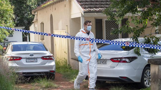 Police continue investigations and set up a crime scene at a residence in Homebush West where the body was discovered overnight. Picture: Jeremy Piper/ NewsWire