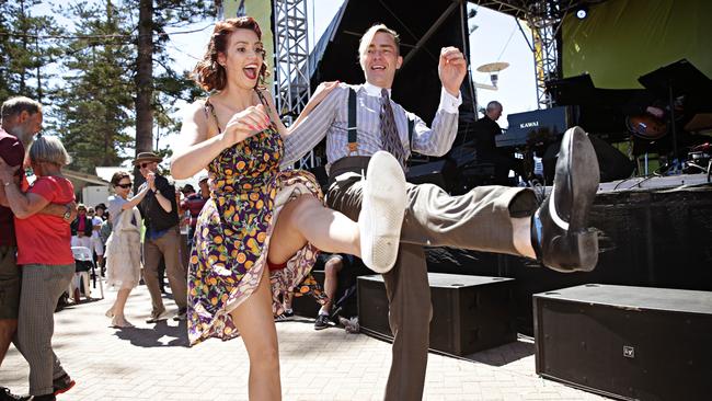 Lyndal Simmonds and Garnet Mae from Sydney Swing cats at the Manly Jazz Festival in 2018. Picture: Adam Yip / Manly Daily