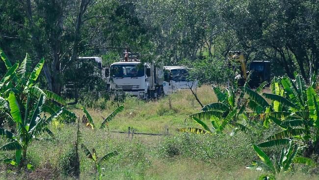 A major sewerage leak has occurred on the Albert River. Trucks near the leak. Pic: Glenn Campbell.