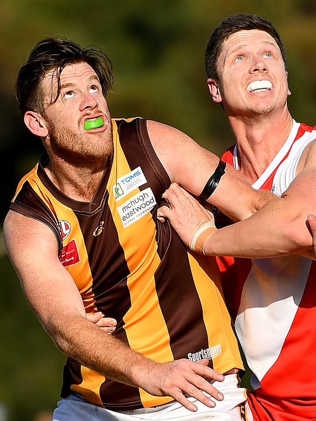 Rhys Gleisner of Hadfield and Zac Smith of Glenroy compete in the ruck. (Photo by Josh Chadwick)