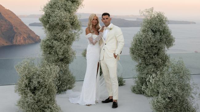 Georgia Widdop and Evan Batsis tied the knot on a stunning whitewashed cliff top villa overlooking Aegean Sea. Picture: La Moment Photography