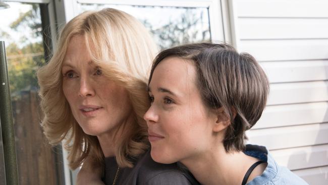 Laurel Hester (Julianne Moore) and Stacie Andree (Ellen Page) in a scene from FREEHELD, directed by Peter Sollett, in cinemas November 5, 2015. An Entertainment One Films release. For more information contact Claire Fromm: cfromm@entonegroup.com.