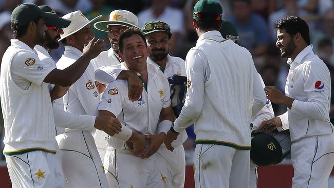 Pakistan's Yasir Shah (5L) is congratulated by teammates